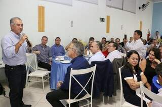 Reinaldo Azambuja discursa durante jantar de agradecimento dos prefeitos da Região Bolsão. 
