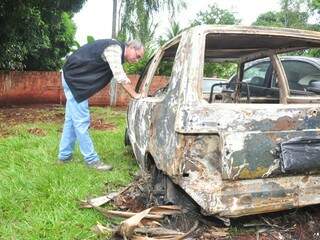 Veículo Fiat Uno ficou totalmente destruído. (Foto: João Garrigó)