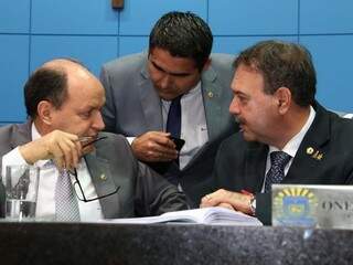 Na mesa diretora, Junior Mochi (à esquerda); Herculano Borges e Paulo Siufi. (Foto: Victor Chileno/ALMS).