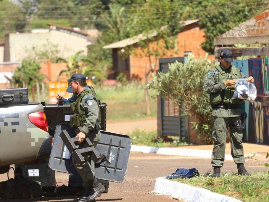 Fuzis, pistolas e 3.850 munições são encontradas em caminhonete - Interior  - Campo Grande News