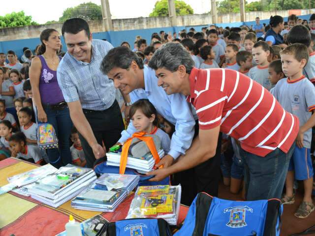  Em clima de despedida, Trad faz maratona para entregar 86 mil kits escolares