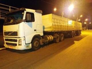 Bitrem carregada com farelo de soja também transportava carga recorde de maconha (Foto: Divulgação/PRF)