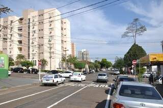 Avenidas viraram sentido única e áreas de estacionamento foram criadas. (Foto: Marcelo Calazans)