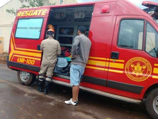 Pedreiro tenta fugir de temporal, bate a cabe&ccedil;a em muro e sofre corte