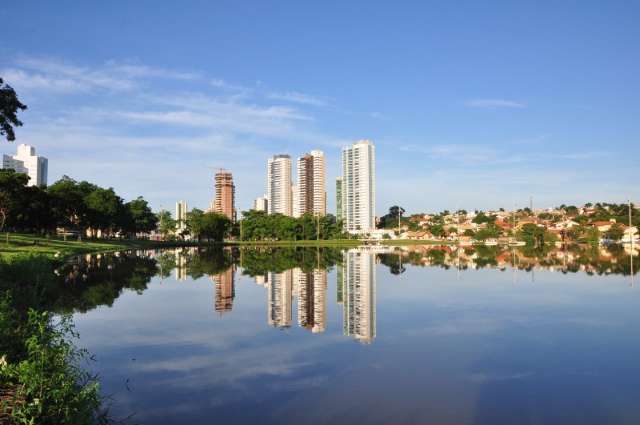 Ver&atilde;o come&ccedil;a com calor e chuva em Campo Grande 