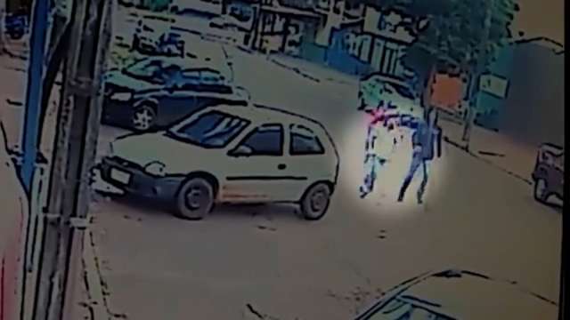 C&acirc;meras flagram atiradores fugindo a p&eacute; em dire&ccedil;&atilde;o ao Paraguai