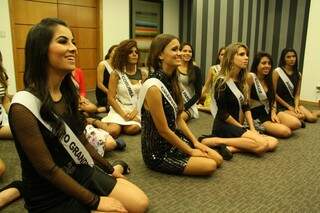 Grupo de 20 candidatas durante conversa com coordenador do Miss Brasil.