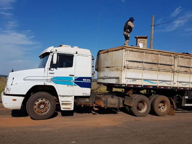 Carreta com 350 mil ma&ccedil;os de cigarros contrabandeados &eacute; apreendida