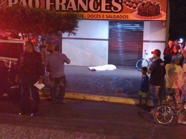 Jovem &eacute; assassinado com quatro tiros em frente de padaria