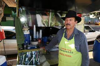 Edward Brachini, dono do caldo de cana Jacarandá, produz a própria cana-de-açúcar. (Foto: Fernando Antunes)