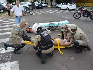 Corpo de Bombeiros teve dificuldade para resgatar a vítima, que reclamava de muitas dores (Foto: Bianca Bianchi)