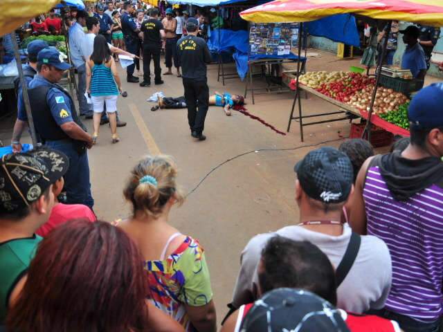  Rapaz &eacute; morto a tiros na feira do bairro Dom Ant&ocirc;nio Barbosa