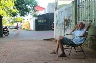 Morando há quase 60 anos no bairro, Pedro Ayala relembra da época em que morava numa casa no meio da fazenda (Foto: Marcos Ermínio)
