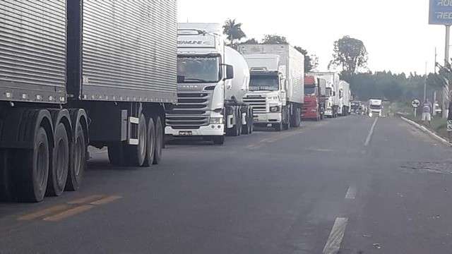 Carreta de celulose tomba perto de ponte do Rio Paran&aacute; e trava tr&acirc;nsito