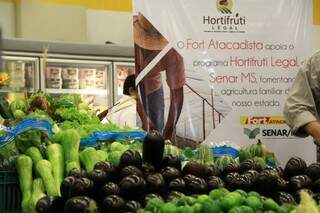 Hortifrutis produzidos por agricultores familiares estão sendo vendidos no Fort Atacadista. (Foto: Marcos Ermínio)