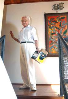 Manoel em casa, com um livro de Clarice Lispector nas mãos, em 2006. De lá para cá, aumentou a reclusão do poeta. (Foto: Álbum Bosco Martins)