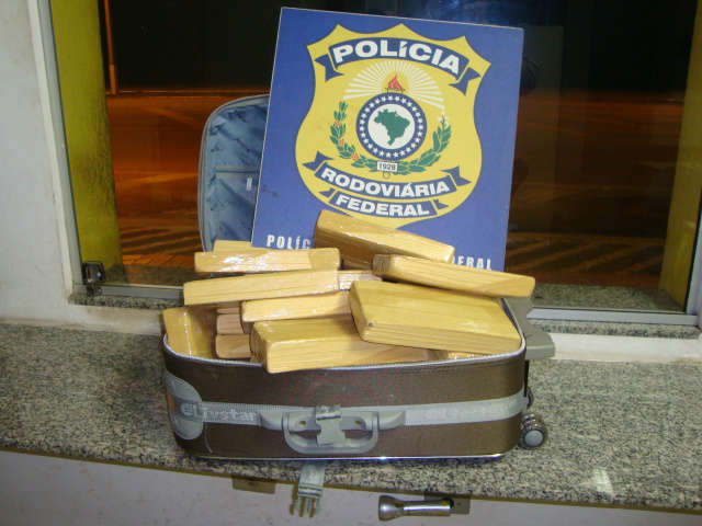 Pol&iacute;cia prende jovem que levava maconha em &ocirc;nibus na BR-163