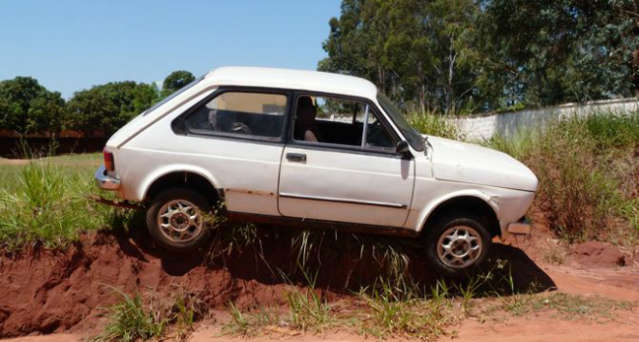 Rapaz atropela motociclista, tenta fugir e ve&iacute;culo acaba preso em barranco