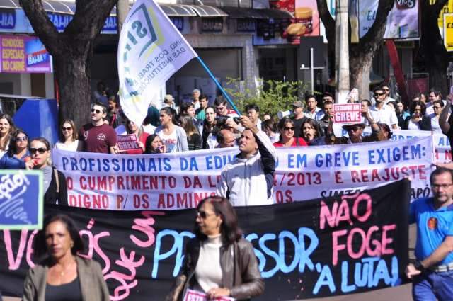 Professores e administrativos de escolas e universidade protestam