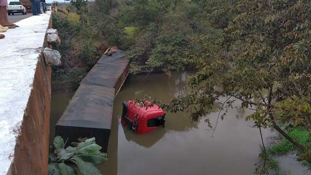 Dopado por &ldquo;rebite&rdquo;, caminhoneiro caiu em rio e mentiu sobre assalto