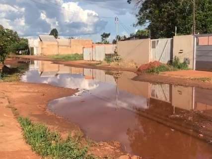 Sem asfalto, rua vira lagoa após chuva no Rita Vieira