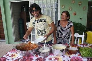 Mariano feliz com o prato predileto feito pela mãe. (Foto: Marcos Ermínio)