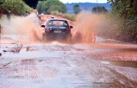 Barragem rompe com o acúmulo da chuva e água invade estrada vicinal 