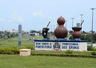 Monumento com cuia de chimarrão e outra de tereré na entrada de Ponta Porã (Foto: Lucho Rocha/Divulgação)