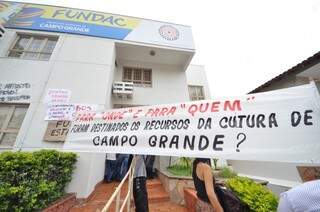 Faixa de protesto na sede da Fundac. (Foto: Marcelo Calazans)