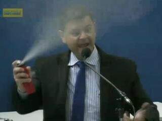 Vereador Vinícius Siqueira em discurso hoje na Câmara: &quot;spray&quot; contra Guarda Municipal (Foto/Reprodução)