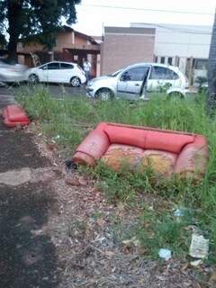 Sof&aacute; vermelho &eacute; abandonado em pra&ccedil;a do bairro Monte L&iacute;bano