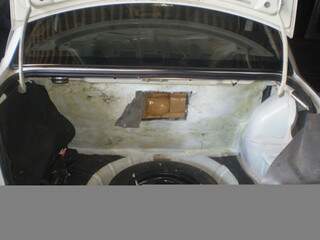 Dor3ga escondida em compartimento de carro abordado pelo DOF na MS-164. (foto: divulgação)