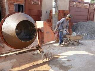 Sem betoneira, pedreiro faz outro serviço em obra no Bairro Morada Verde (Foto: Kísie Ainoã)