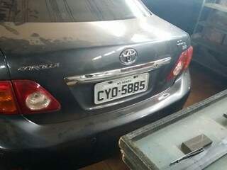 Carro roubado estava em oficina em Ivinhema (Foto: Divulgação)