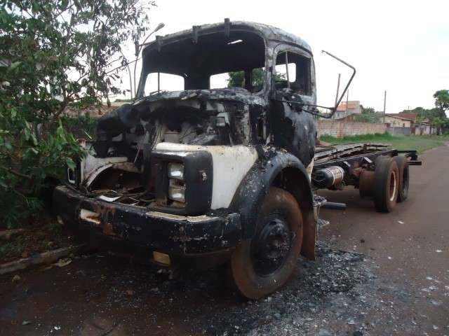Caminh&atilde;o &eacute; incendiado na madrugada ao lado de delegacia em Dourados 