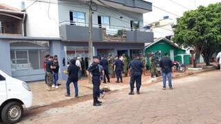 Policiais paraguaios em frente a uma das casas onde pistoleiros foram presos (Foto: Direto das Ruas)