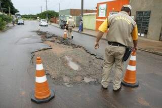 Agentes municipais de trânsito sinalizaram a via após o asfalto ser arrancado (Foto: Cleber Gellio)