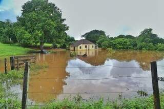Água atingiu 6 metros na casa do Áureo. (Foto: Fernando Antunes)