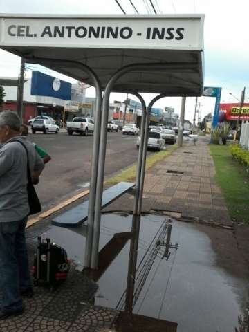 Usu&aacute;ria reclama de precariedade de ponto de &ocirc;nibus em dia de chuva