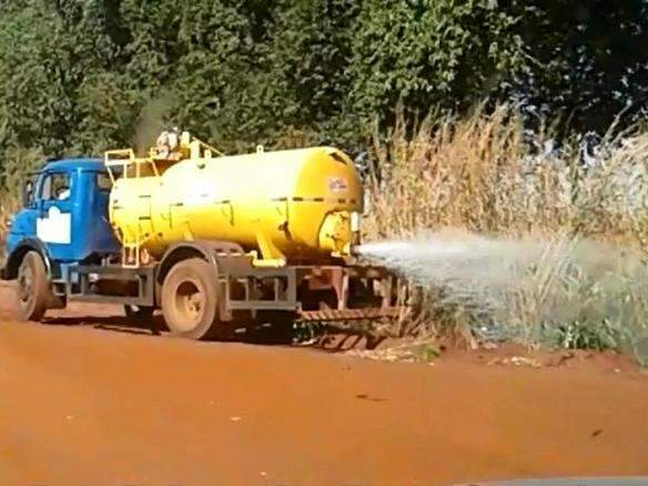 Morador afirma que esgoto residencial foi despejado irregularmente em &aacute;rea rural