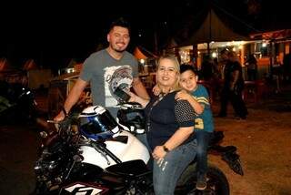 Família aproveitou o feriadão para curtir o Moto Road, em Campo Grande. (Foto: Divulgação)