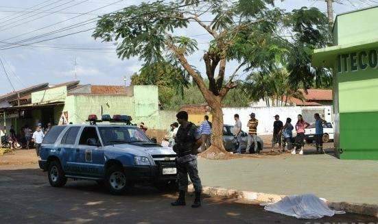 Adolescente &eacute; assassinado com cinco facadas em Dourados 