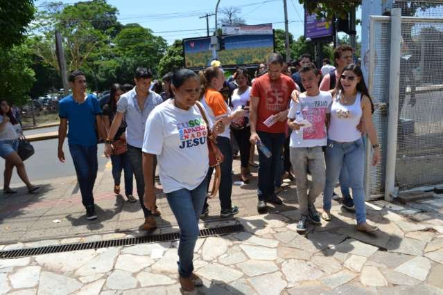 Candidatos levam 20 minutos para chegar ao local das provas na Rua Cear&aacute;