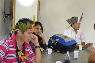 Índios a espera no escritório do senador (Foto: Pedro Peralta)