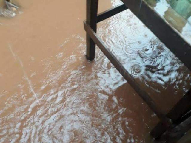 &Aacute;gua invade barracos e moradores perdem m&oacute;veis e roupas no Canguru