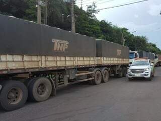 Comboio de 15 carretas de soja &eacute; apreendido com nota fiscal irregular