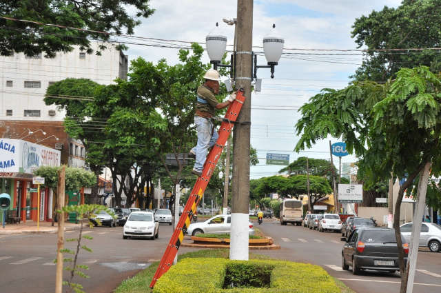  Avenidas de Dourados ganham lumin&aacute;rias rebaixadas; antigas ser&atilde;o desligadas