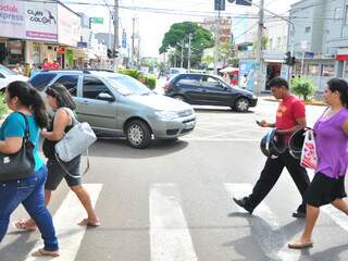 No centro de Campo Grande, motoristas disputam espaço com pedestres. (Foto: João Garrigó)