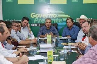 Governador durante reunião com prefeitos em Rio Verde do Mato Grosso.
