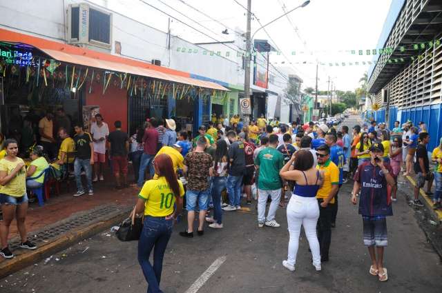 Tel&otilde;es improvisados fazem alegria dos comerciantes e funcion&aacute;rios no Centro